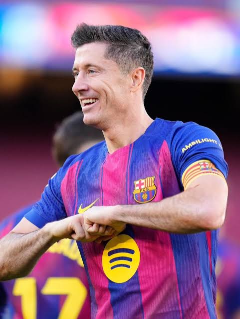 لقطة إخراج لاعب الوسط كسادو وإدخال المهاجم   ليفاندوفسكي بعد تلقي أربعة أهداف