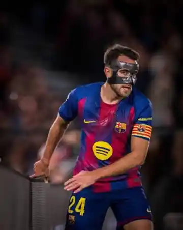 لاعب من برشلونة بقميص الفريق خلال إحدى المباريات - تحليل الثغرات الدفاعية
