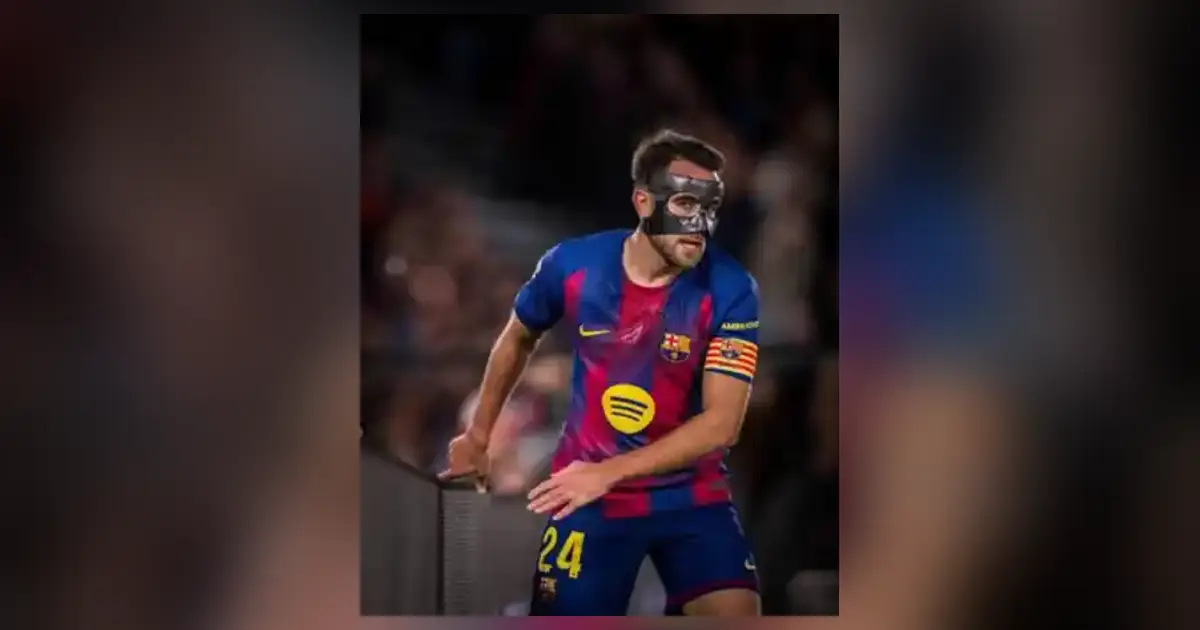 لاعب من برشلونة بقميص الفريق خلال إحدى المباريات - تحليل الثغرات الدفاعية