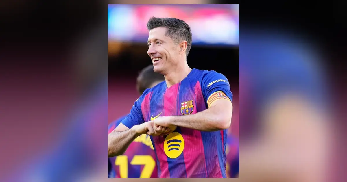 لقطة إخراج لاعب الوسط كسادو وإدخال المهاجم   ليفاندوفسكي بعد تلقي أربعة أهداف